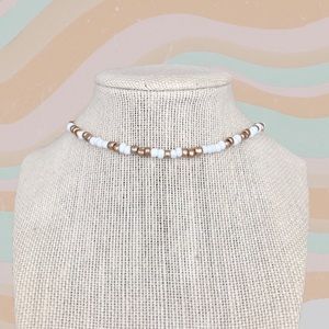 WHITE AND BRONZE PATTERNED SEED BEAD CHOKER •